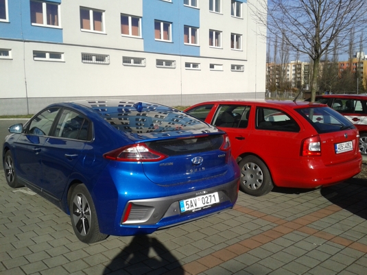 Hyundai Ioniq Electric versus Škoda Octavia Combi